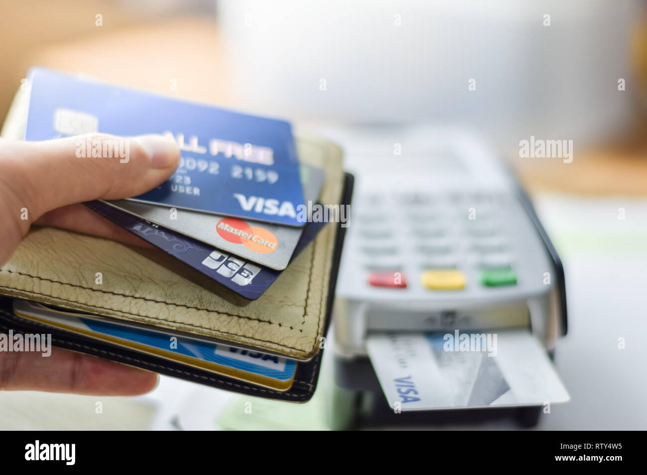 Bangkok, Thaïlande - 3 mars, 2019 : Groupe des cartes de crédit sur carte de crédit VISA avec la machine, Master Card et JCB logos de marques close up Banque D'Images