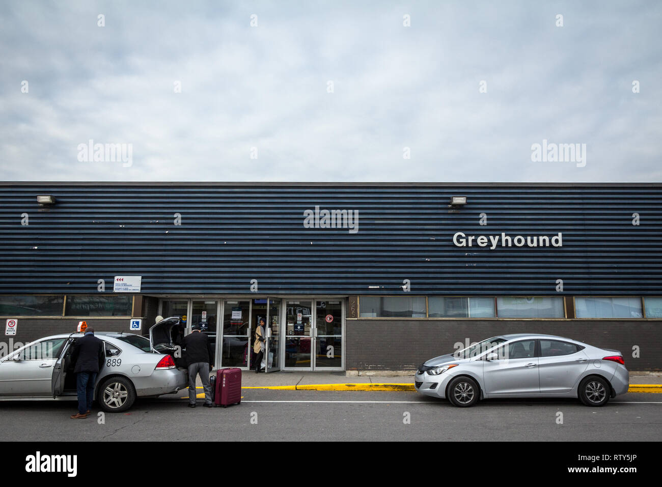 OTTAWA, CANADA - 12 NOVEMBRE 2018 : bâtiment principal de la gare routière d'Ottawa avec le logo de Greyhound et des taxis qui attendent. Greyhound Canada est l'un des th Banque D'Images