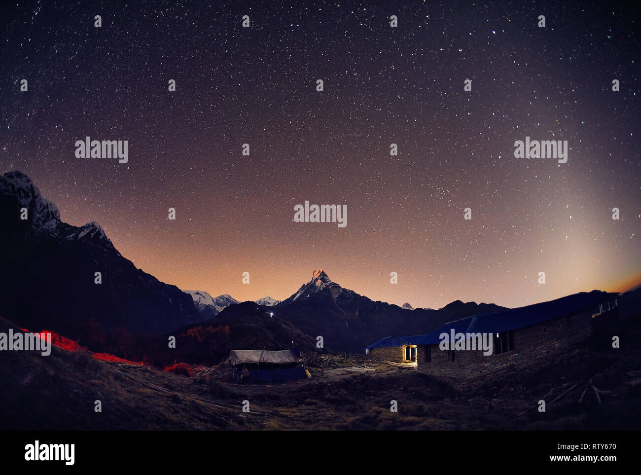 Machapuchare Montagne de l'himalaya la nuit ciel étoilé au Népal Banque D'Images Machapuchare Montagne de l'himalaya la nuit ciel étoilé au Népal Banque D'Images