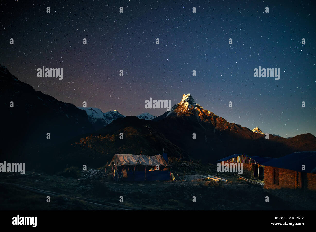 Village de l'Himalaya Mountains la nuit ciel étoilé au Népal Banque D'Images Village de l'Himalaya Mountains la nuit ciel étoilé au Népal Banque D'Images
