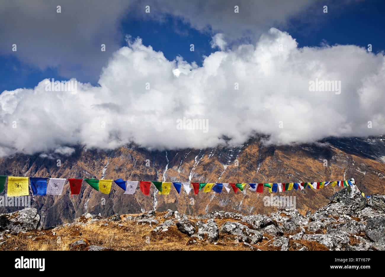 Drapeaux de prière tibetains Lung Ta au camp de base à l'Himal Mardi Nuageux sommets de montagnes de l'Himalaya au Népal Banque D'Images