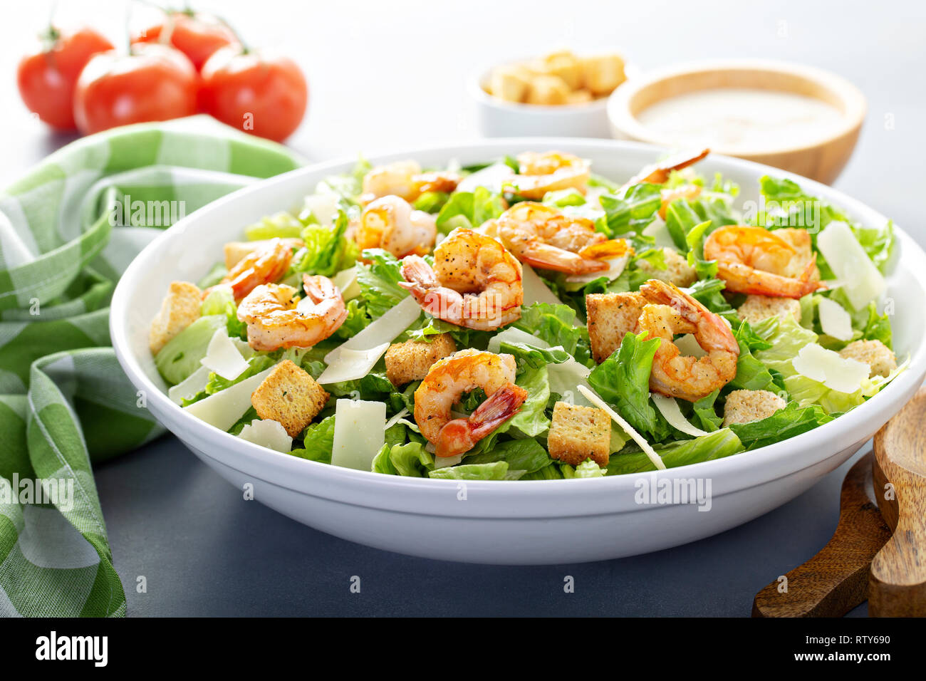 Salade césar maison aux crevettes et la vinaigrette à part Banque D'Images