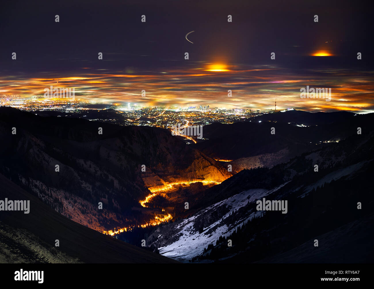 La ville d'Almaty à feux d'hiver brumeux nuit vue depuis les montagnes, au Kazakhstan, en Asie centrale. Banque D'Images
