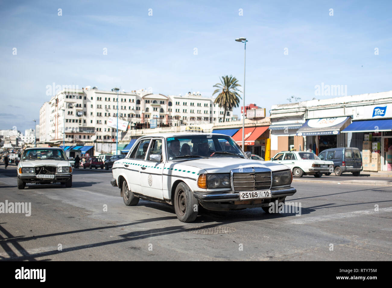 CASABLANCA, MAROC - 1 mars 2019 : un grand taxi dans les rues de Casablanca, Maroc. Banque D'Images