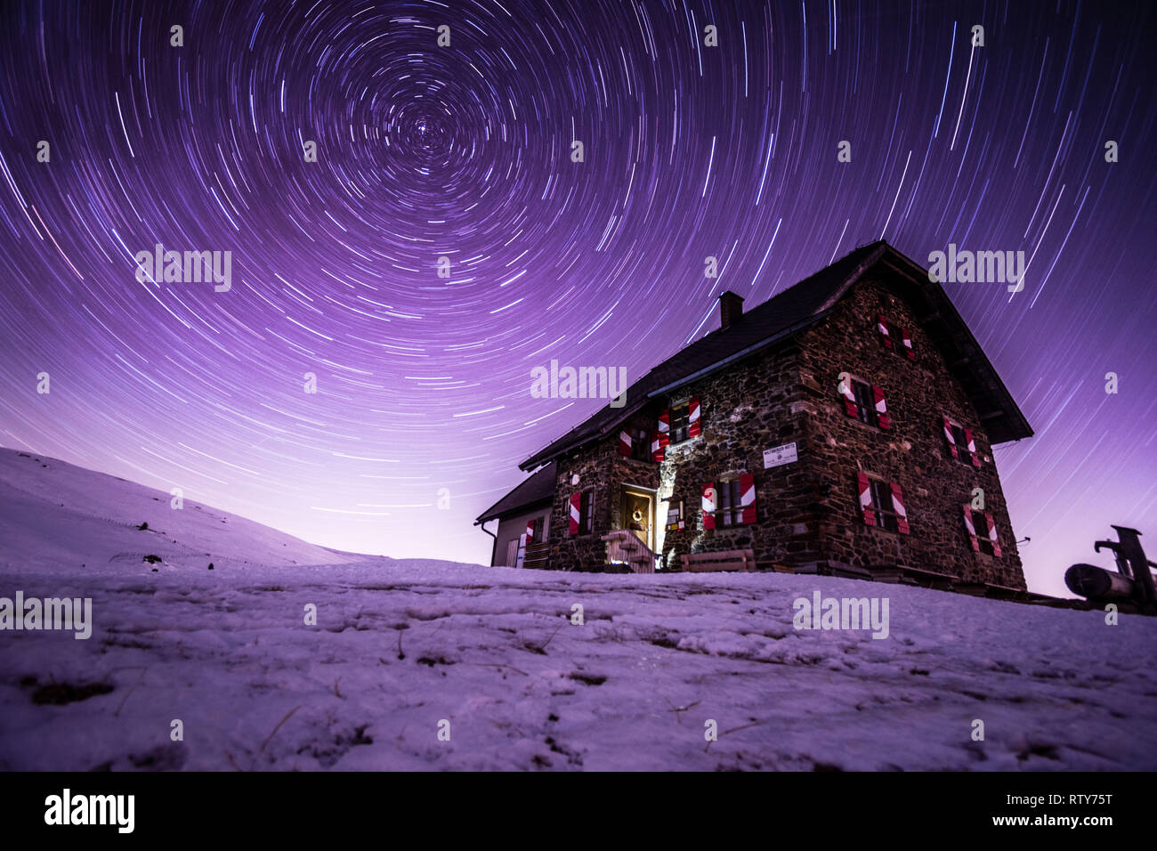 Ciel de nuit star trails au-dessus Wolfsberger hut, Wolfsberg, Carinthie, Autriche Banque D'Images