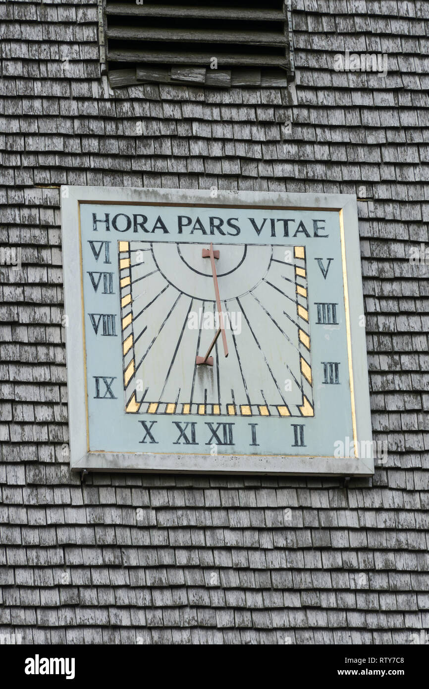 Cadran solaire sur la spire de bardeaux de St Michel et tous les Anges en Thursley, Surrey, UK, avec l'expression latine Hora Pars Vitae Banque D'Images