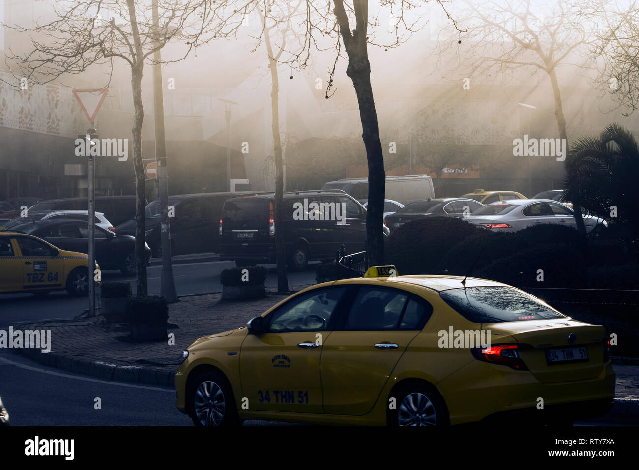 Taksim, Istanbul / Turquie - Février 20th, 2019 : La pollution atmosphérique et la congestion du trafic. Banque D'Images