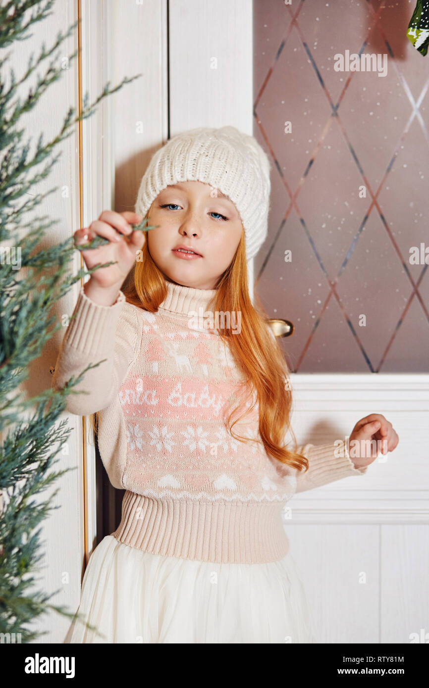 Aux Cheveux Rouge Vif Petite Fille Dans Un Chapeau Blanc Et Une Belle Robe Est Assis Dans Un Cafe De L Automne Fille Rousse Avec De Grands Yeux Bleus Et Une Belle Sueur Aux Cheveux Rouge Vif Petite Fille Dans Un Chapeau Blanc Et Une Belle Robe Est Assis Dans Un Cafe De L Automne Fille Rousse Avec De Grands Yeux Bleus Et Une Belle Sueur
