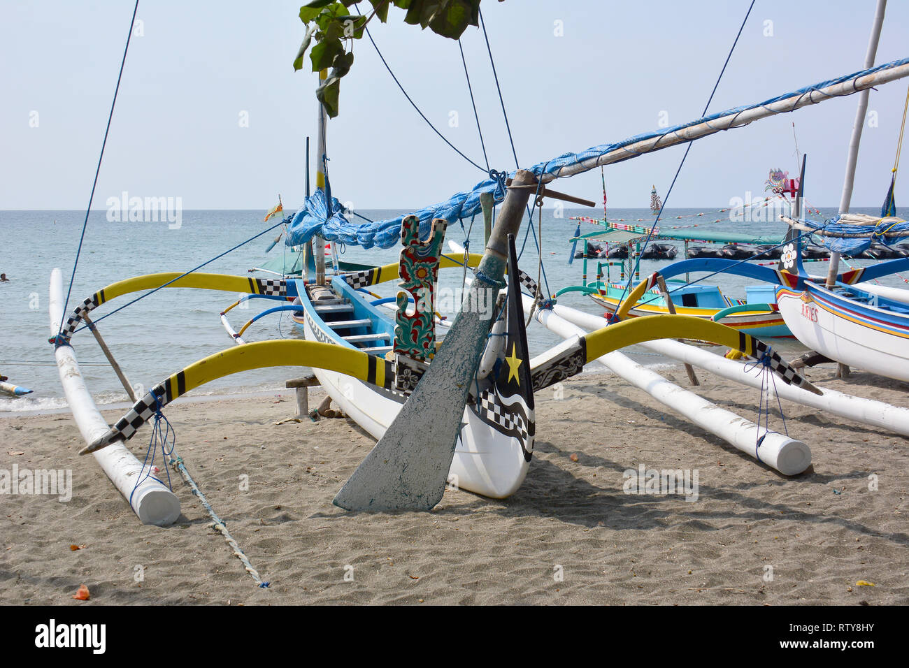 Bateau à voile coloré en Java, Indonésie. Banque D'Images