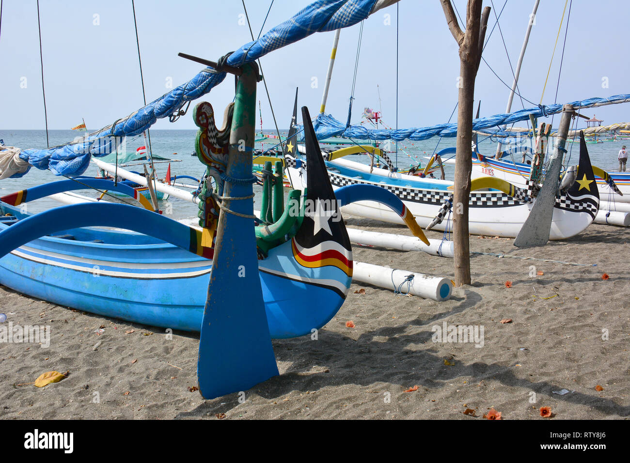 Bateau à voile coloré en Java, Indonésie. Banque D'Images