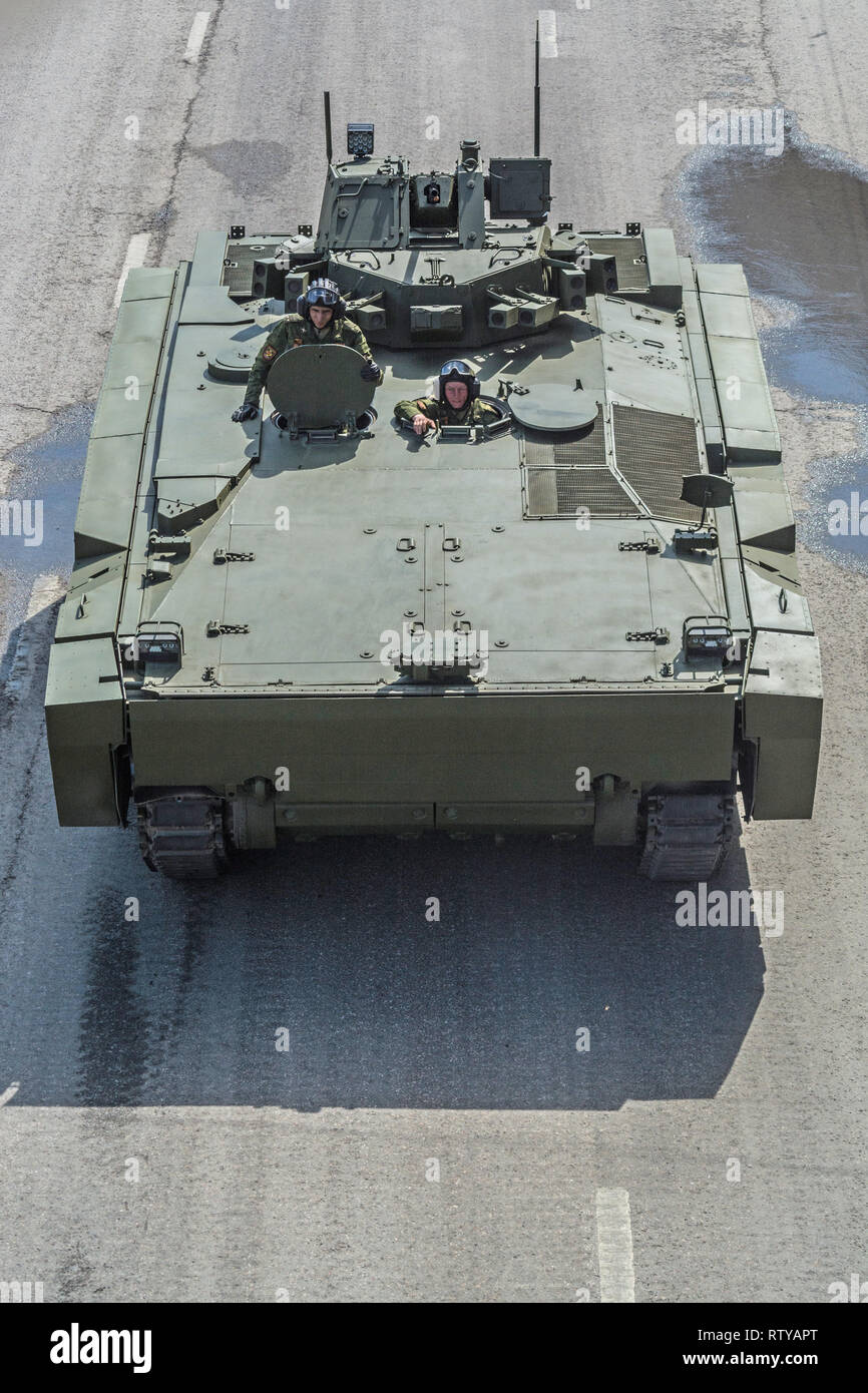 Moscou, 9 mai 2015. L'APC B-10 Kurganets-25 revient de la Place Rouge après la victoire Day Parade, haut de vue. Banque D'Images