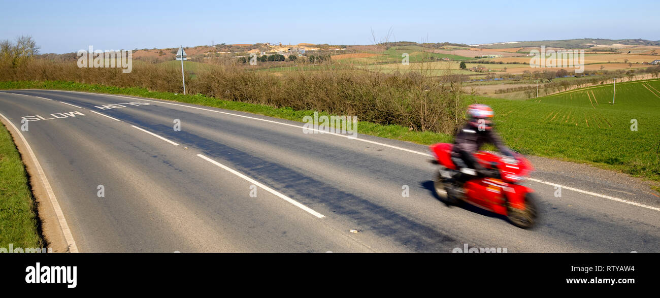 La circulation, la signalisation routière, le marquage routier, UN3020, Blackwater  > Rookely  > Godshill, île de Wight, Angleterre, Royaume-Uni, un Banque D'Images