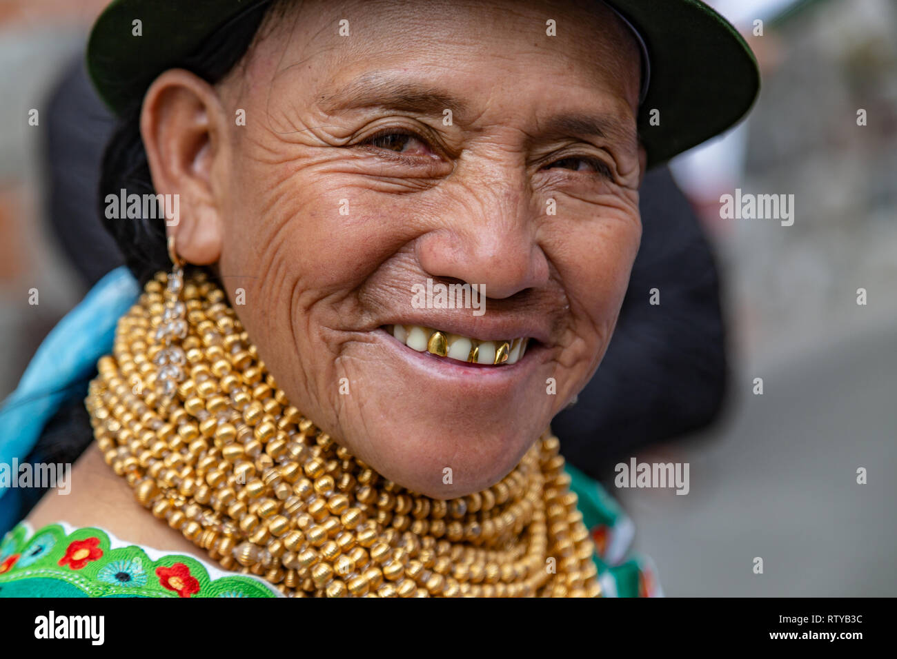 Ibarra, Equateur, le 1er janvier 2019 : Portrait d'une femme adulte de Zuleta, qui porte ses vêtements brodés et son collier de perle de verre doré Banque D'Images