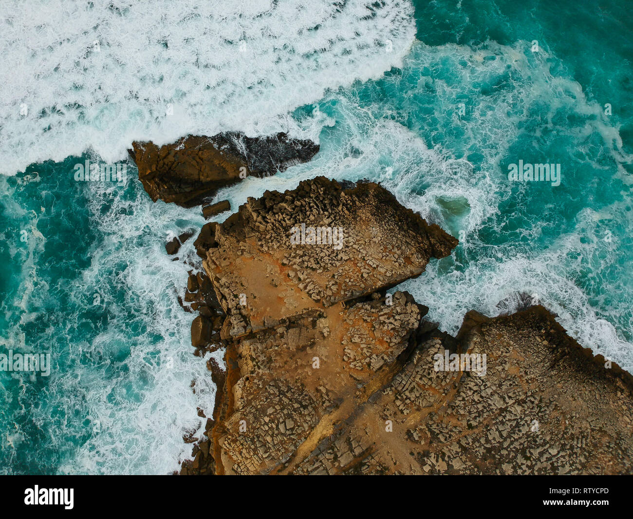 Vue aérienne des vagues de la mer qui s'écrase sur le rivage Banque D'Images