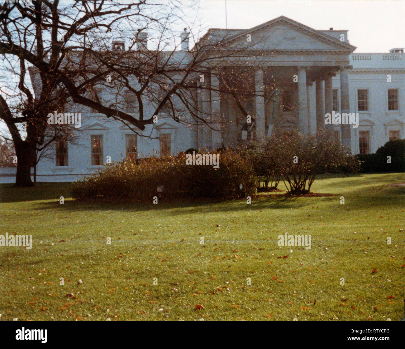 Février 1985 vintage photo, vue de la Maison Blanche à Washington, DC, avec un camion benne dépose de la maison de Garland. SOURCE : photographie originale Banque D'Images