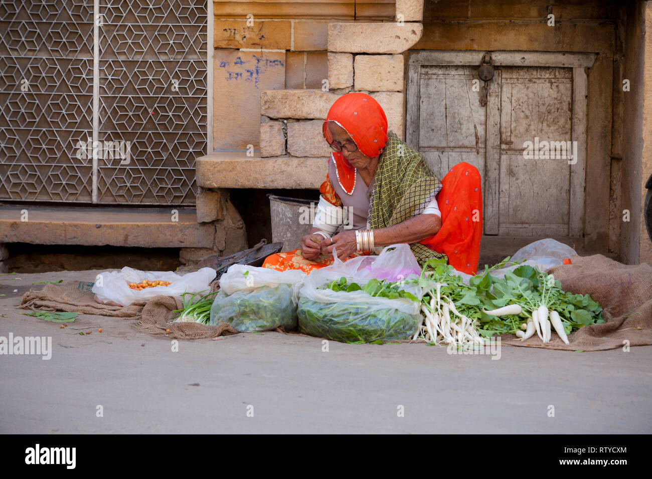 Femme vendant des légumes sur street, fort de Jaisalmer, Jaisalmer, Rajasthan, Inde, Asie Banque D'Images