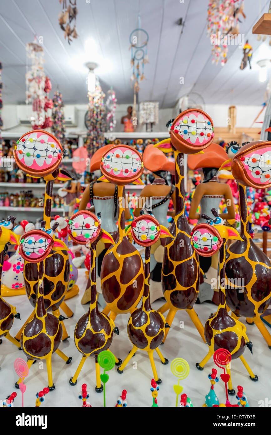 La plage de Porto de Galinhas, Ipojuca, Pernambuco, Brésil - Septembre 2018 : girafe colorée des statues d'artisanat avec les dents et appareil dentaire Banque D'Images