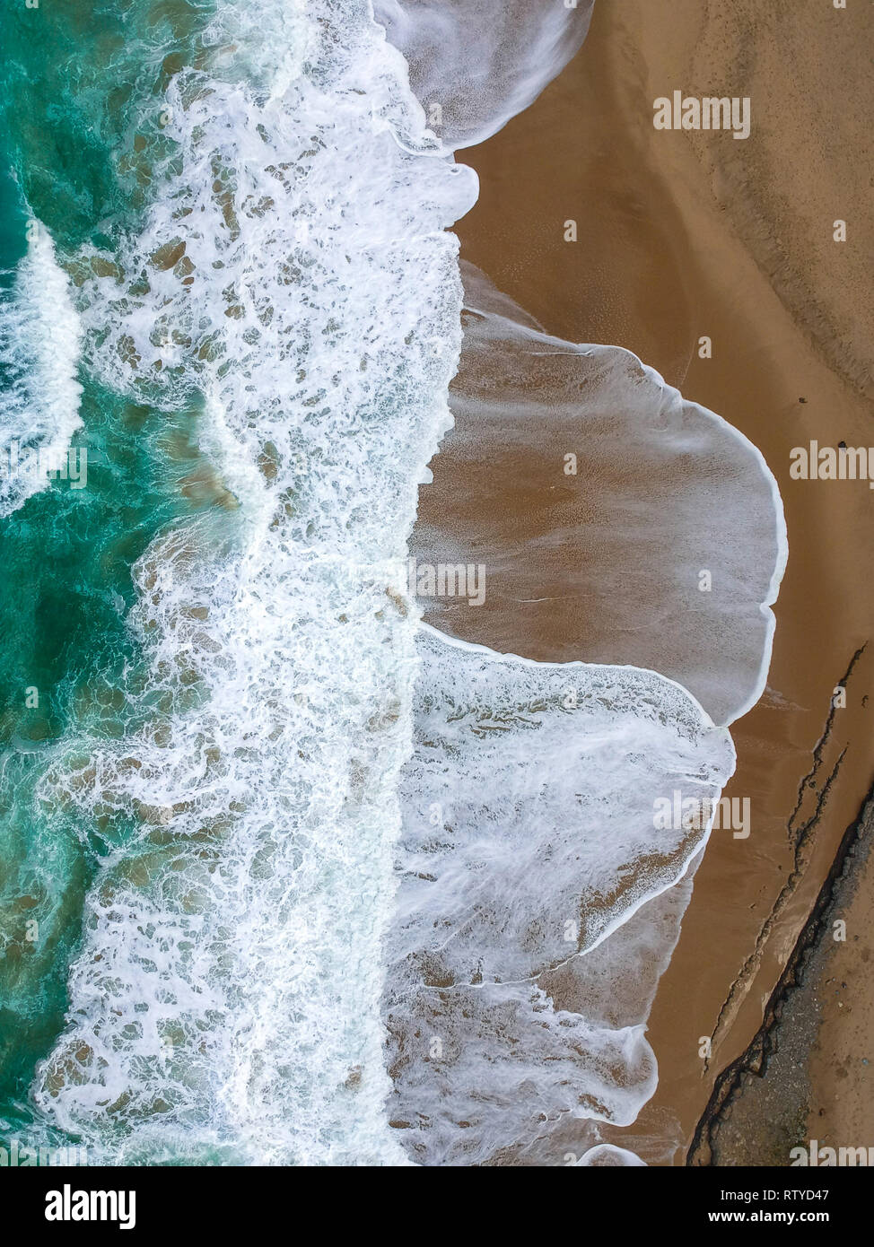 Plage de sable, vue du dessus de l'antenne d'une belle plage de sable avec vue aérienne Le vagues bleues, sur les rails de la rive Banque D'Images