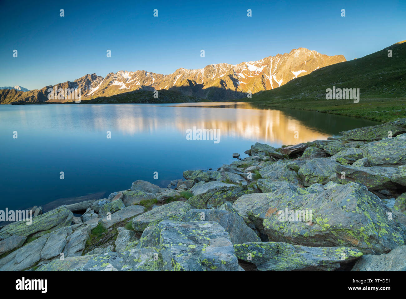 Lago Nero au lever du soleil, la Vallée Camonica, Gavia, province de Brescia, Lombardie, Italie Banque D'Images