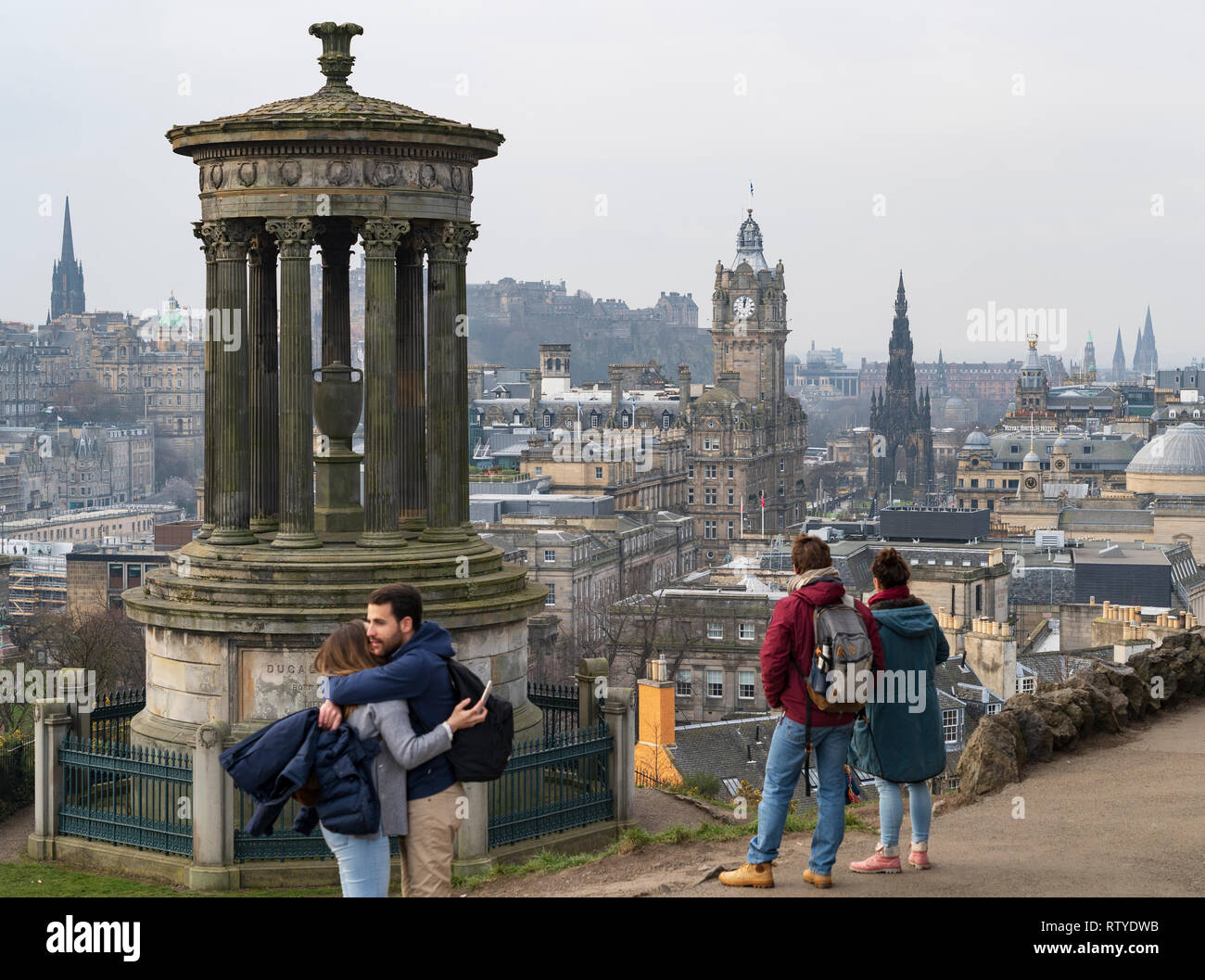 Les touristes profitant de la vue à partir de la ville d'Edimbourg Calton Hill viewpoint, Ecosse, Royaume-Uni Banque D'Images