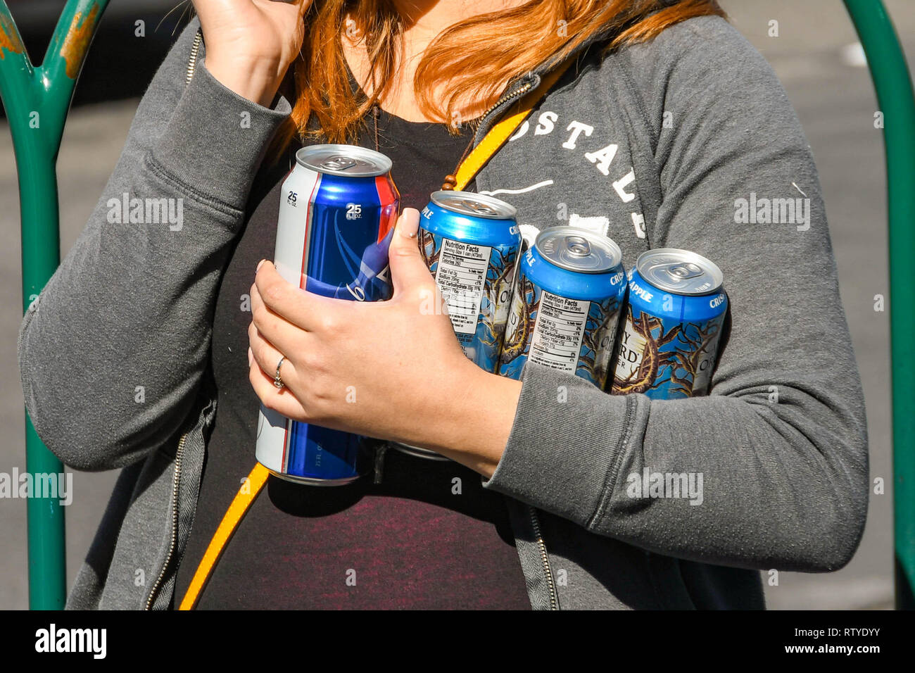 LAS VEGAS, NEVADA, USA - Février 2019 : Personne holiding des canettes de bière sur Las Vegas Boulevard, qui est également connu sous le nom de la bande. Banque D'Images