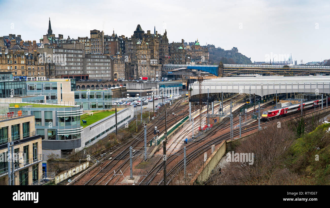 Vue de la gare de Waverley et de la vieille ville d'Édimbourg, Écosse, Royaume-Uni Banque D'Images
