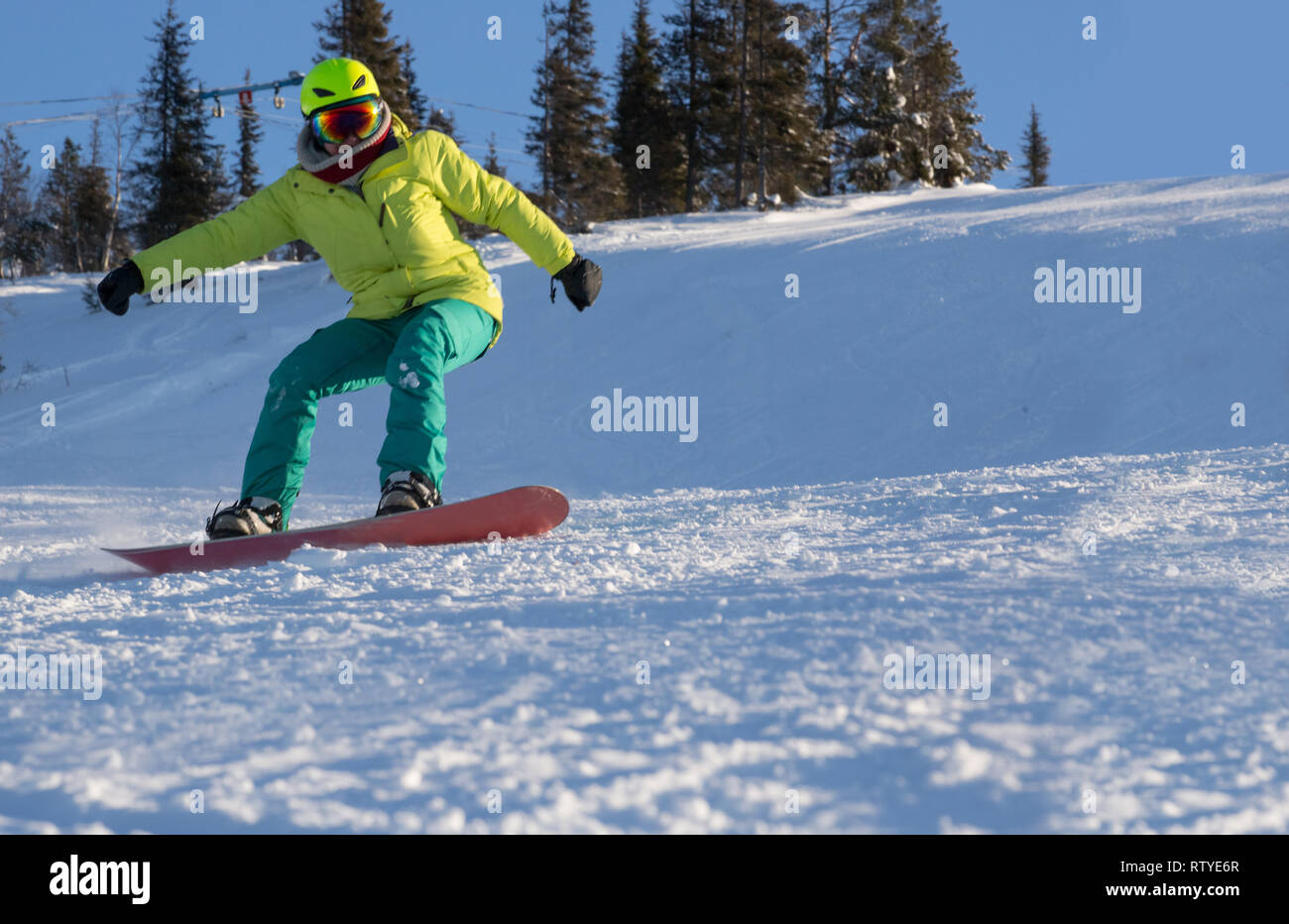 Snowboarder femelle sur pente dans le matin ensoleillé , copier l'emplacement pour un texte Banque D'Images