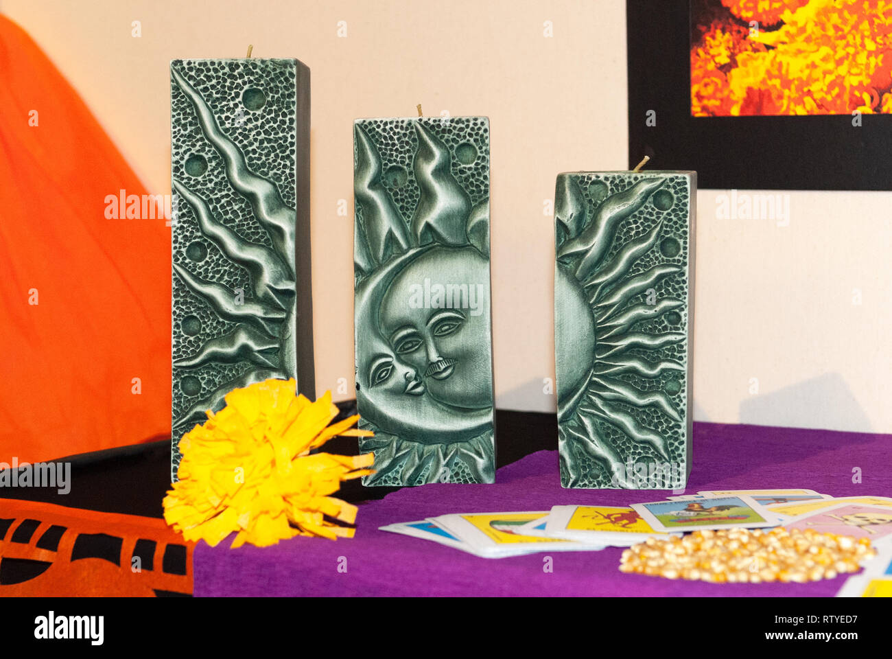 Paris, France, 10/27/2011 - día de muertos, événement culturel organisé par ACADAC et hors du Mexique : autel avec des offrandes aux ancêtres, bougie Banque D'Images