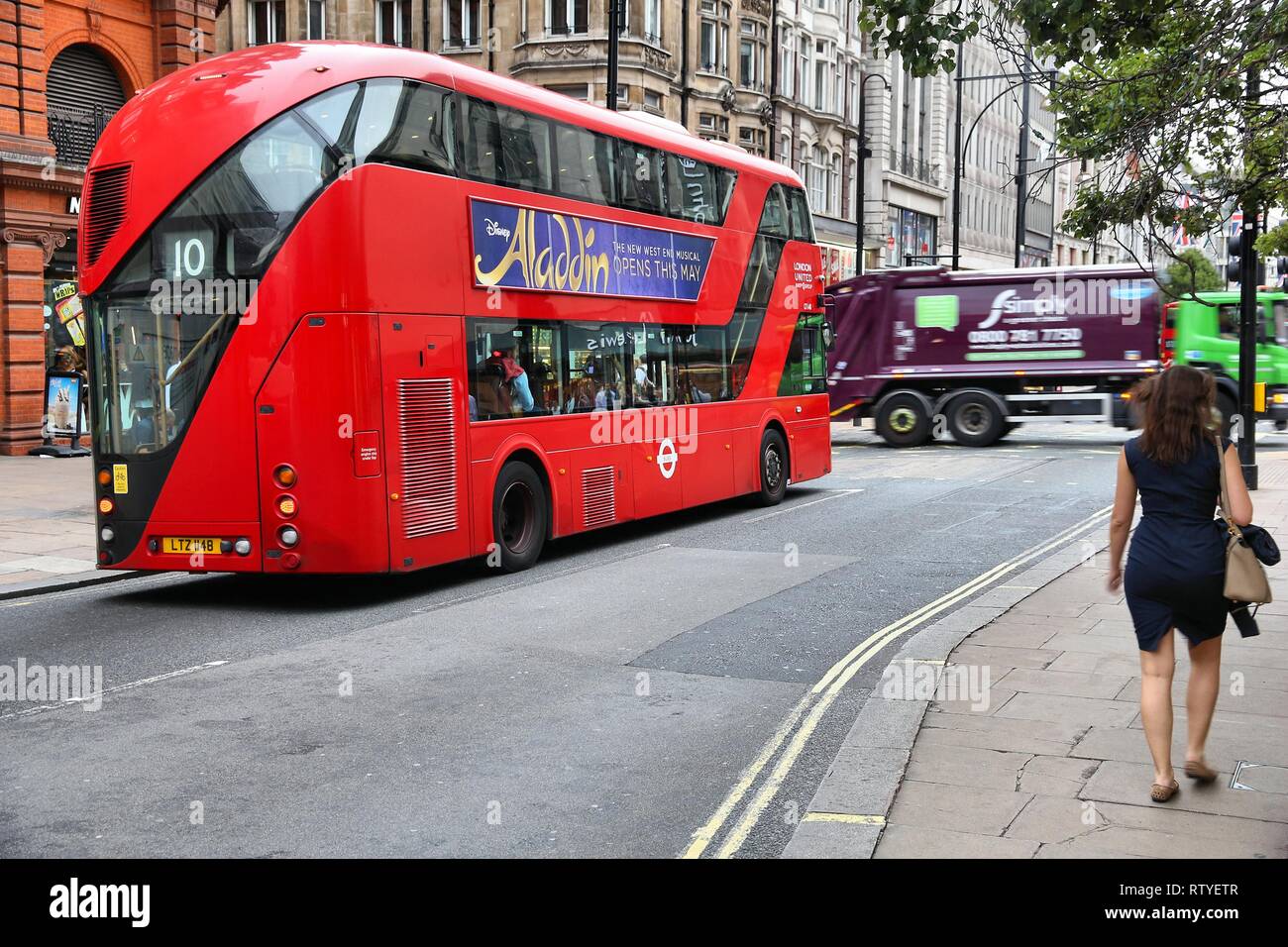 Londres, UK - 6 juillet 2016 : Les gens ride Nouveau Routemaster bus dans City of London. Le bus hybride diesel-électrique est un nouveau, version moderne du célèbre lit Banque D'Images