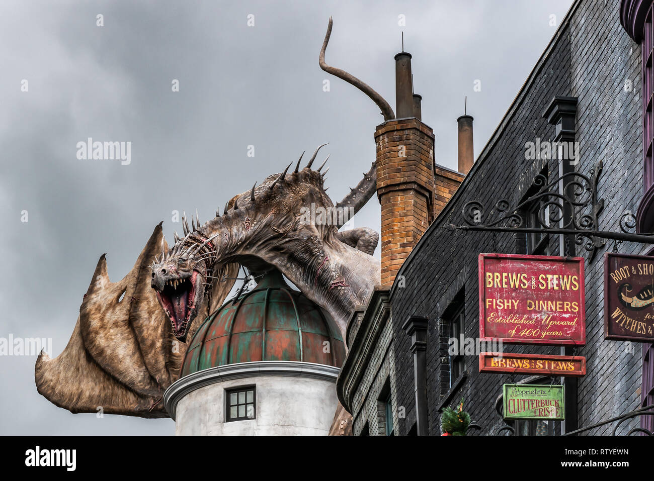 ORLANDO, FLORIDE, Etats-Unis - Décembre 2018 : Le monde magique de Harry Potter - l'emblématique dragon qui plane sur la banque Gringotts dans le chemin de traverse, Univer Banque D'Images