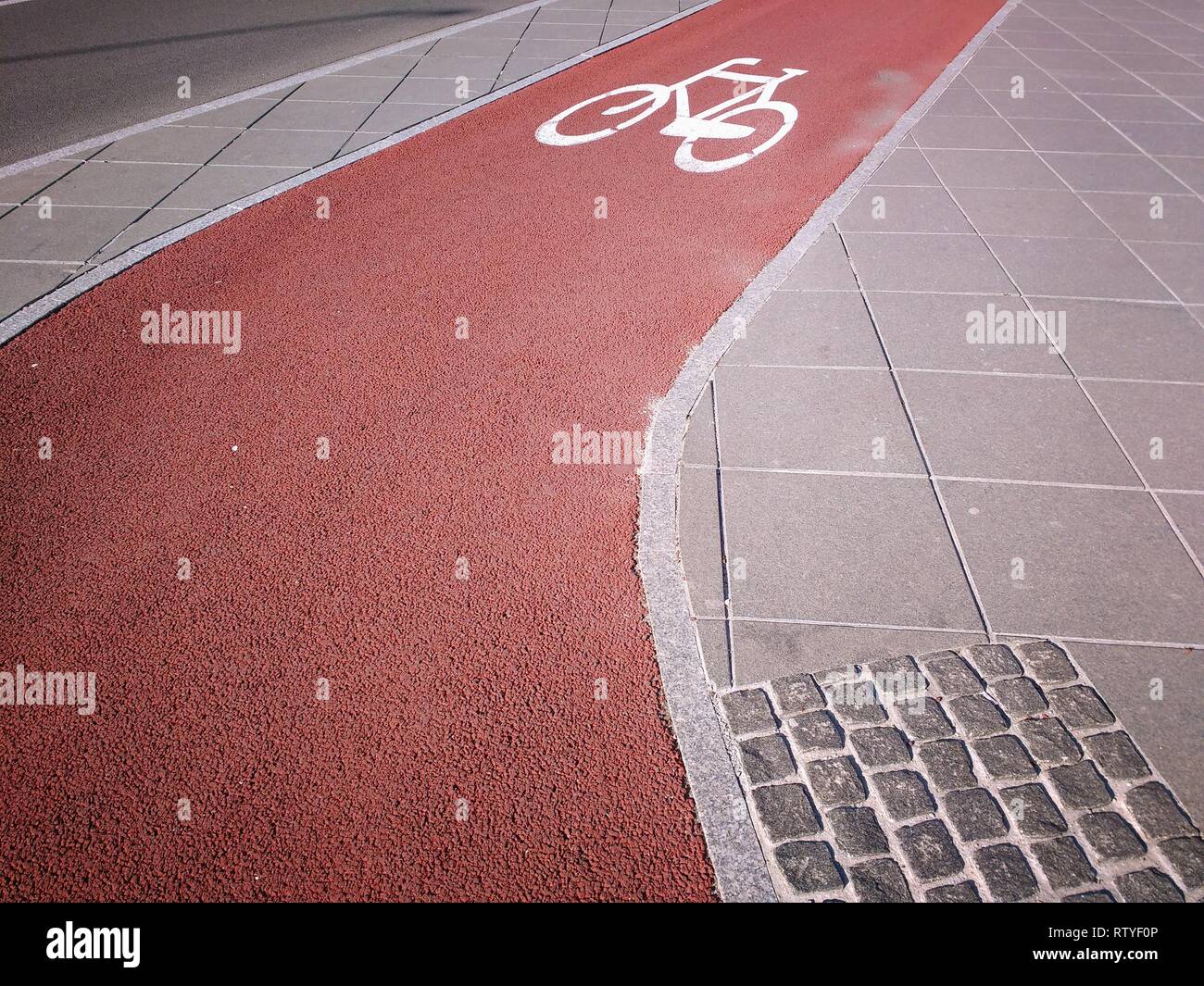 Chemin de randonnée à vélo dans la ville - Katowice, Pologne. Bike Lane. Banque D'Images