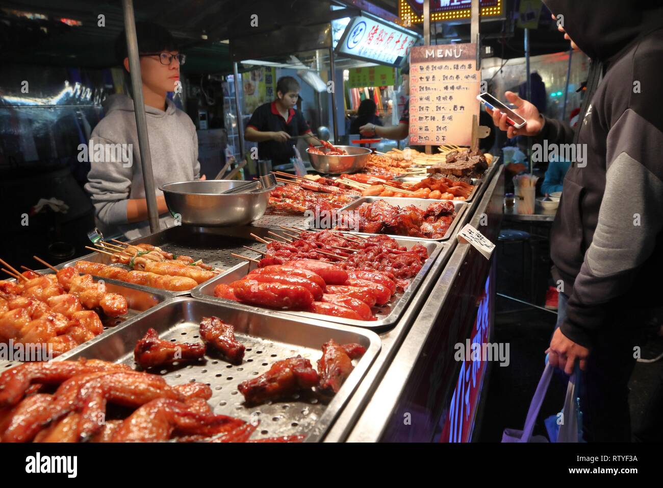 KEELUNG, TAÏWAN - 22 NOVEMBRE 2018 : Les vendeurs de préparer des aliments à la célèbre Miaokou Night Market à Keelung, Taïwan. Marchés de nuit sont partie essentielle de Taiwa Banque D'Images