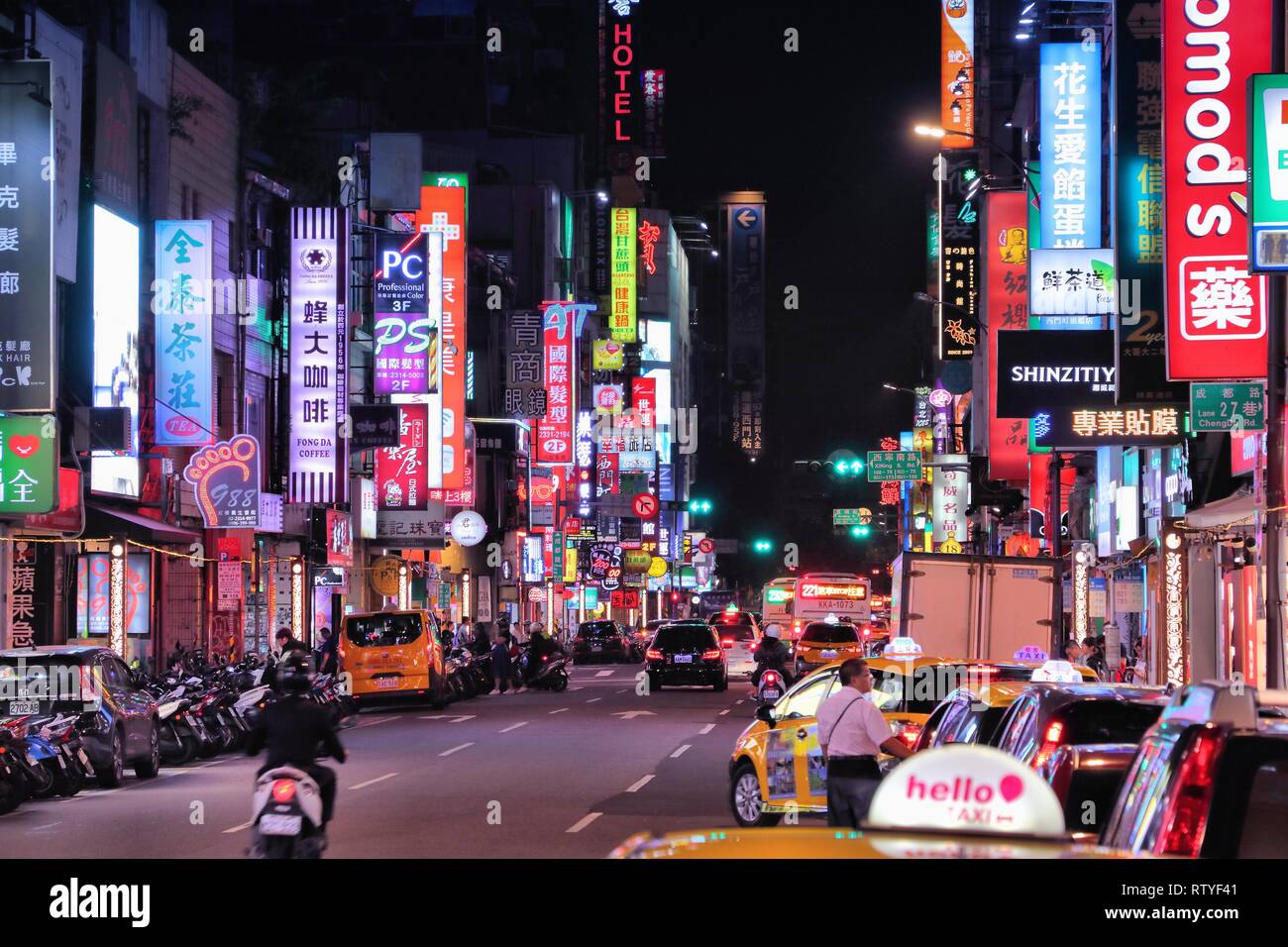 TAIPEI, TAIWAN - Le 3 décembre 2018 : Night Street view à Taipei, Taiwan.Taipei est la capitale de Taïwan avec une population de 8,5 millions de dollars dans son urba Banque D'Images
