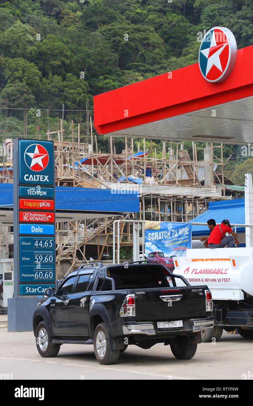EL NIDO, PHILIPPINES - 2 décembre 2017 : Les gens de remplir ou d'occasion à la station Caltex à El Nido, Philippines. Caltex est un nom de marque de Chevron Corporation Banque D'Images