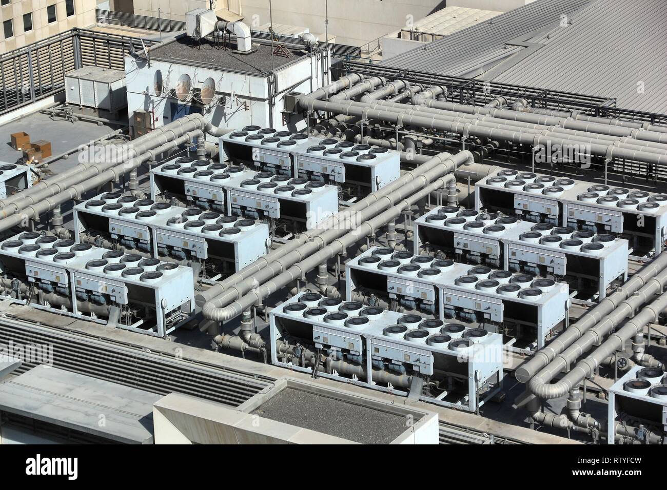 Les systèmes de chauffage, ventilation et climatisation - climatisation industrielle sur le toit dans un grand hall d'exposition. Banque D'Images