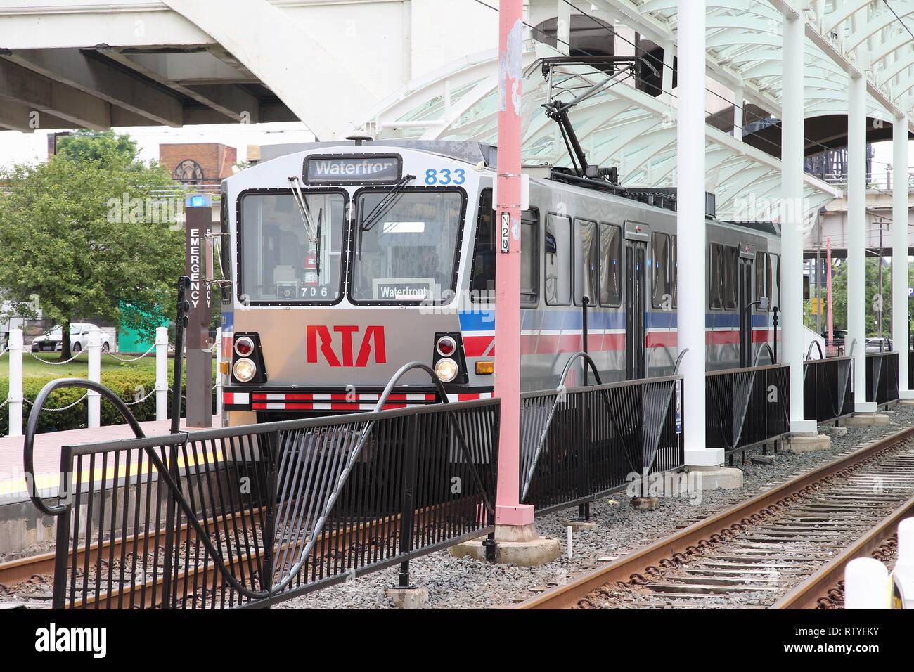 CLEVELAND, USA - 29 juin 2013 : Les gens ride RTA Rapid Transit Light Rail à Cleveland. Grand Cleveland Regional Transit Authority (RTA) existe depuis Banque D'Images