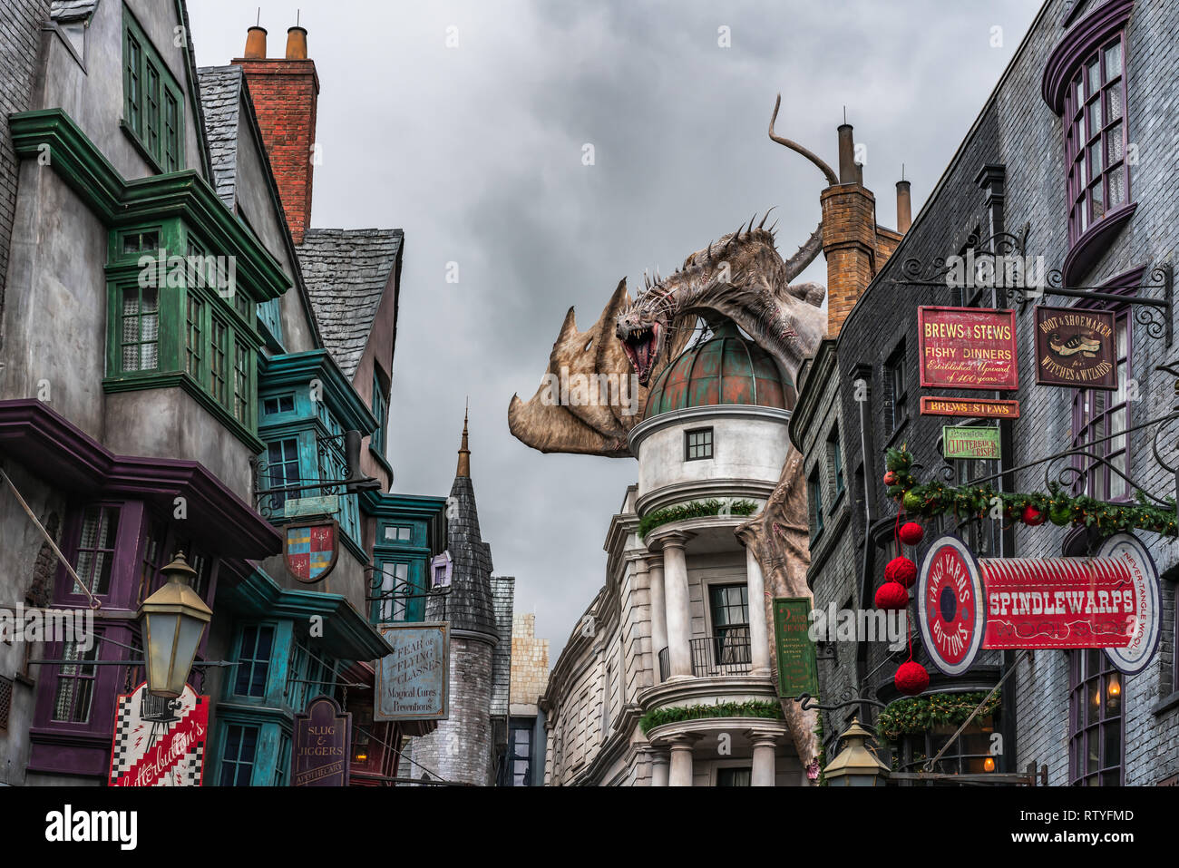 ORLANDO, FLORIDE, Etats-Unis - Décembre 2018 : Le monde magique de Harry Potter - l'emblématique dragon qui plane sur la banque Gringotts dans le chemin de traverse, Univer Banque D'Images