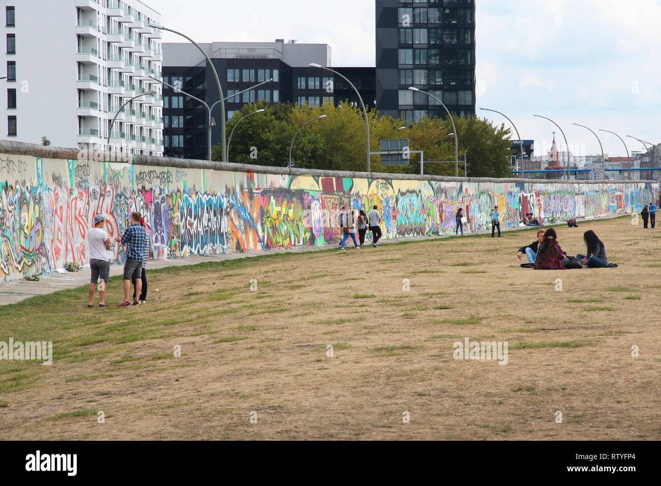 BERLIN, ALLEMAGNE - 26 août 2014 : personnes visitent le Mur de Berlin (Berliner Mauer). Rideau de fer emblématique de Berlin divisé la frontière dans les années 1961-1989. Banque D'Images