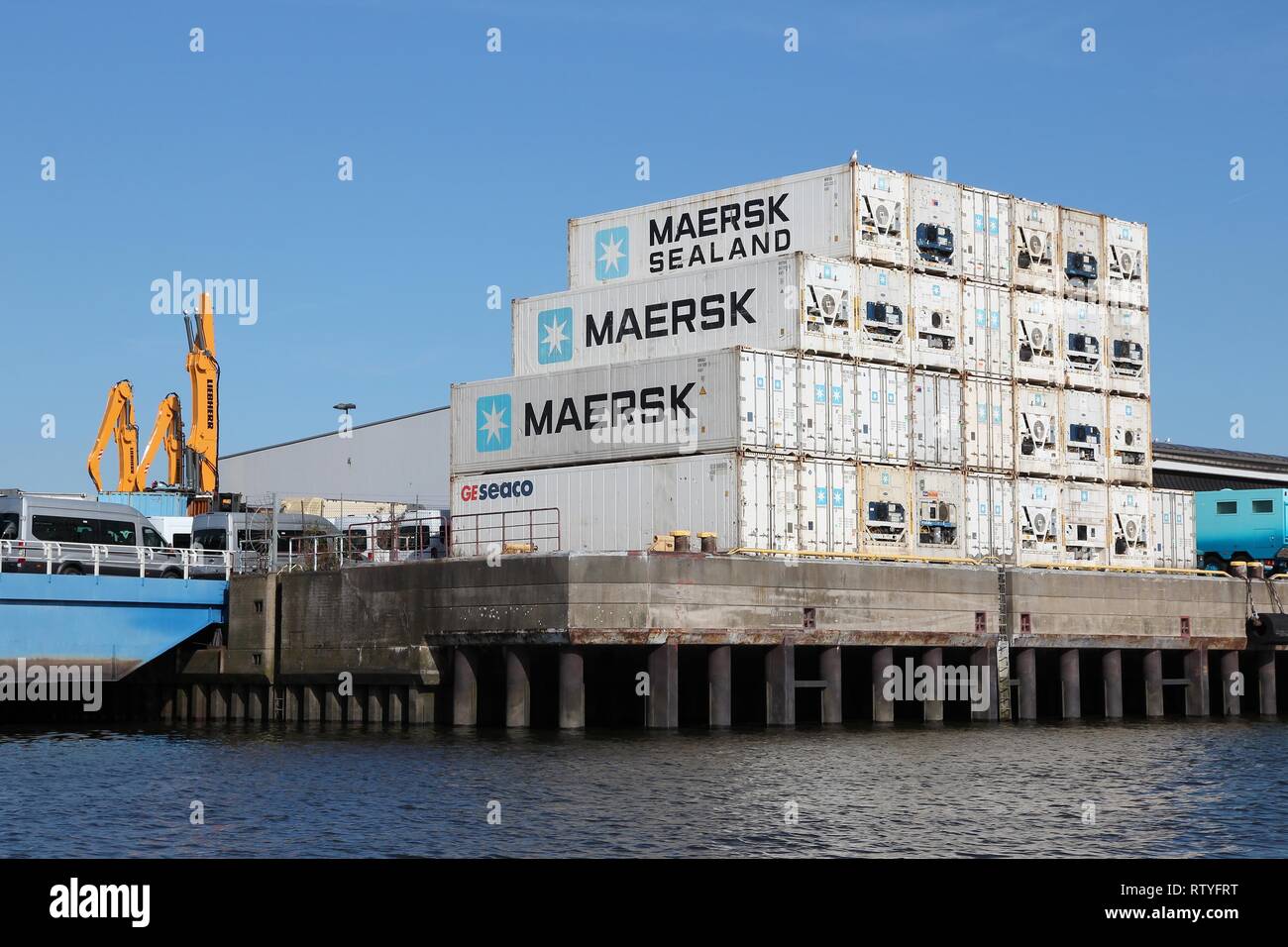 Hambourg, Allemagne - le 28 août 2014 : Maersk des conteneurs d'expédition en port de Hambourg, Allemagne. Maersk est un conglomérat d'affaires axé sur le fret Banque D'Images