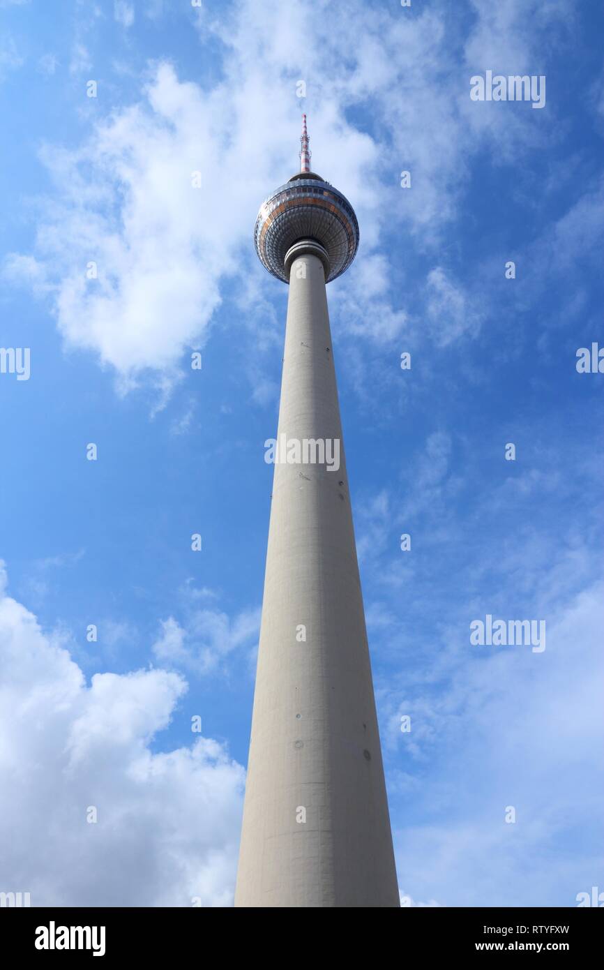 Fernsehturm (tour de télévision de Berlin) - Monument de l'Allemagne. Banque D'Images