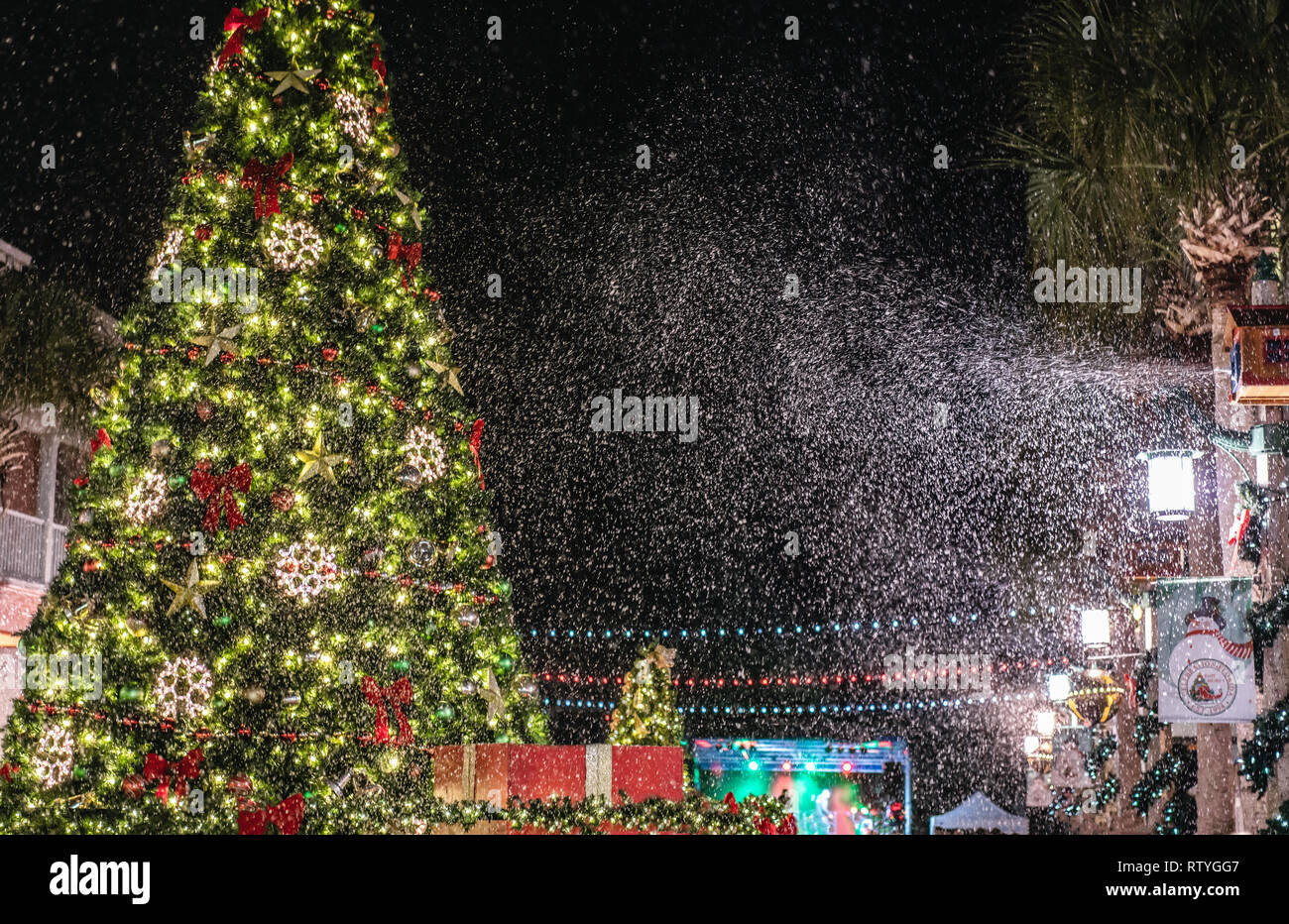 CELEBRATION, en Floride, USA - DÉCEMBRE, 2018 : de belles lumières de Noël et la neige lors de Célébration Ville. Banque D'Images