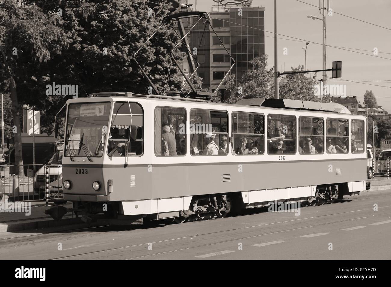 SOFIA, BULGARIE - 17 août 2012 : les navetteurs ride Tram Sofia à Sofia, Bulgarie. Tramway Sofia reste l'un des systèmes de tramway le plus long d'Europe (195km), Banque D'Images