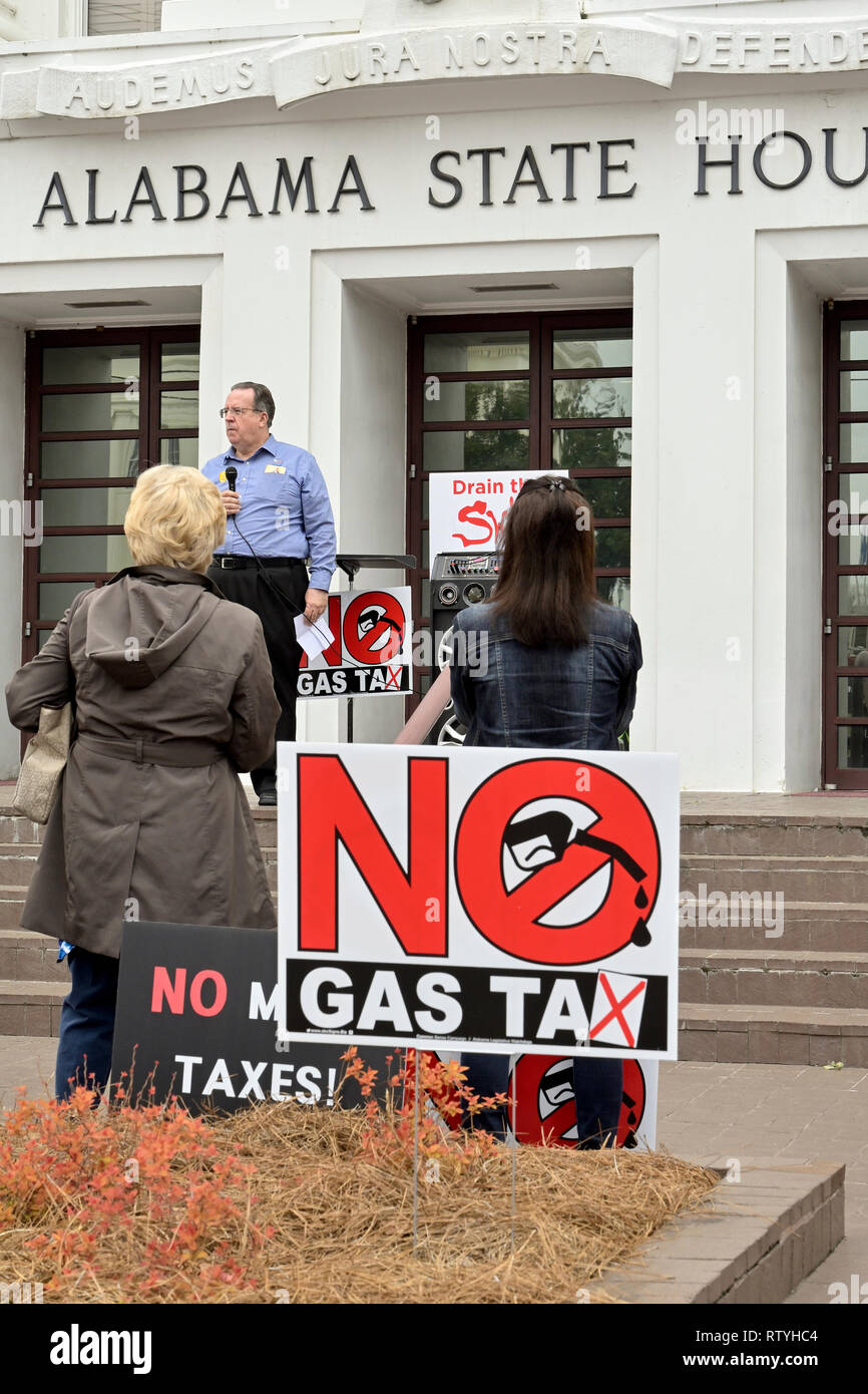 Les gens écoutent un orateur pour protester contre les impôts ou une taxe sur l'essence avec signes contre plus d'impôts à l'Alabama State House à Montgomery, en Alabama, USA. Banque D'Images