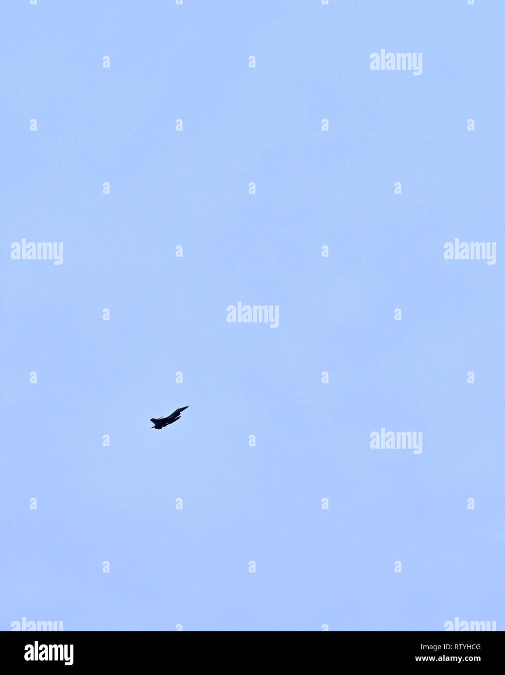 USAF F-16 Fighting Falcon jet d'aéronefs ou de chasse, voler contre un ciel bleu, en silhouette avec copie espace aux ETATS UNIS. Banque D'Images