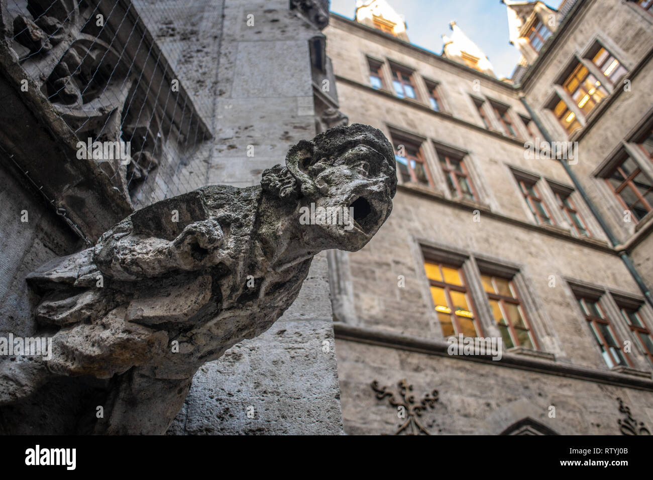 Une statue dépasse de un restaurant Ratskeller à Munich, en Allemagne. Banque D'Images