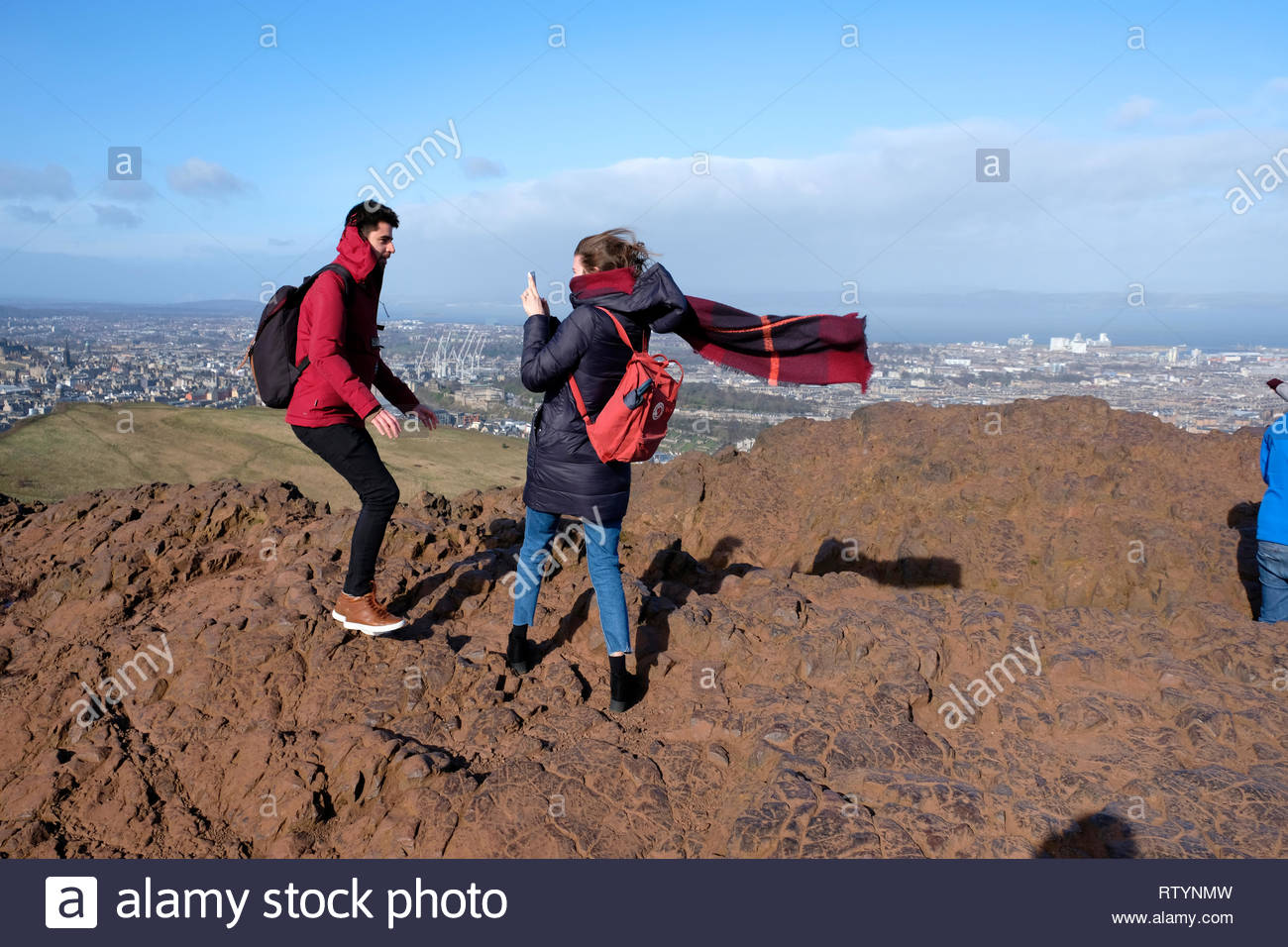 Edinburgh, Royaume-Uni. Le 3 mars 2019. Holyrood Park et siège d'Arthur, un ami Photos femme dans le vent fort sur le sommet du siège d'Arthur, les gens profiter du plein air avec du soleil et du vent. Credit : Craig Brown/Alamy Live News Banque D'Images