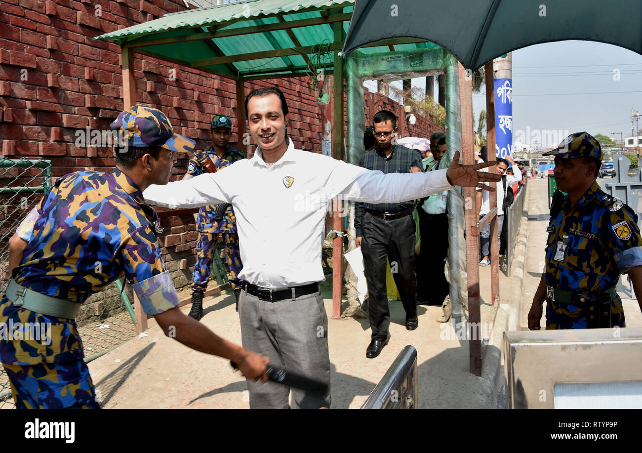 Dhaka, Bangladesh. 06Th Mar, 2019. (190303) -- Paris, 3 mars 2019 (Xinhua) -- Un policier du Bangladesh utilise un détecteur de métal pour effectuer une vérification de sécurité à l'entrée de l'Aéroport International Hazrat Shajalal à Dhaka, Bangladesh, le 3 mars 2019. Le Bangladesh a renforcé la sécurité dans et autour de l'Aéroport International Hazrat Shajalal dans la capitale, Dhaka, après une tentative de détourner la semaine dernière. Les commandos du Bangladesh l'assaut d'un avion de passagers de la Biman Bangladesh Airlines à l'aéroport de la ville du sud-est de l'Chattogram et abattu un homme armé qui ont essayé de prendre le vol à destination de Dubaï, las Banque D'Images