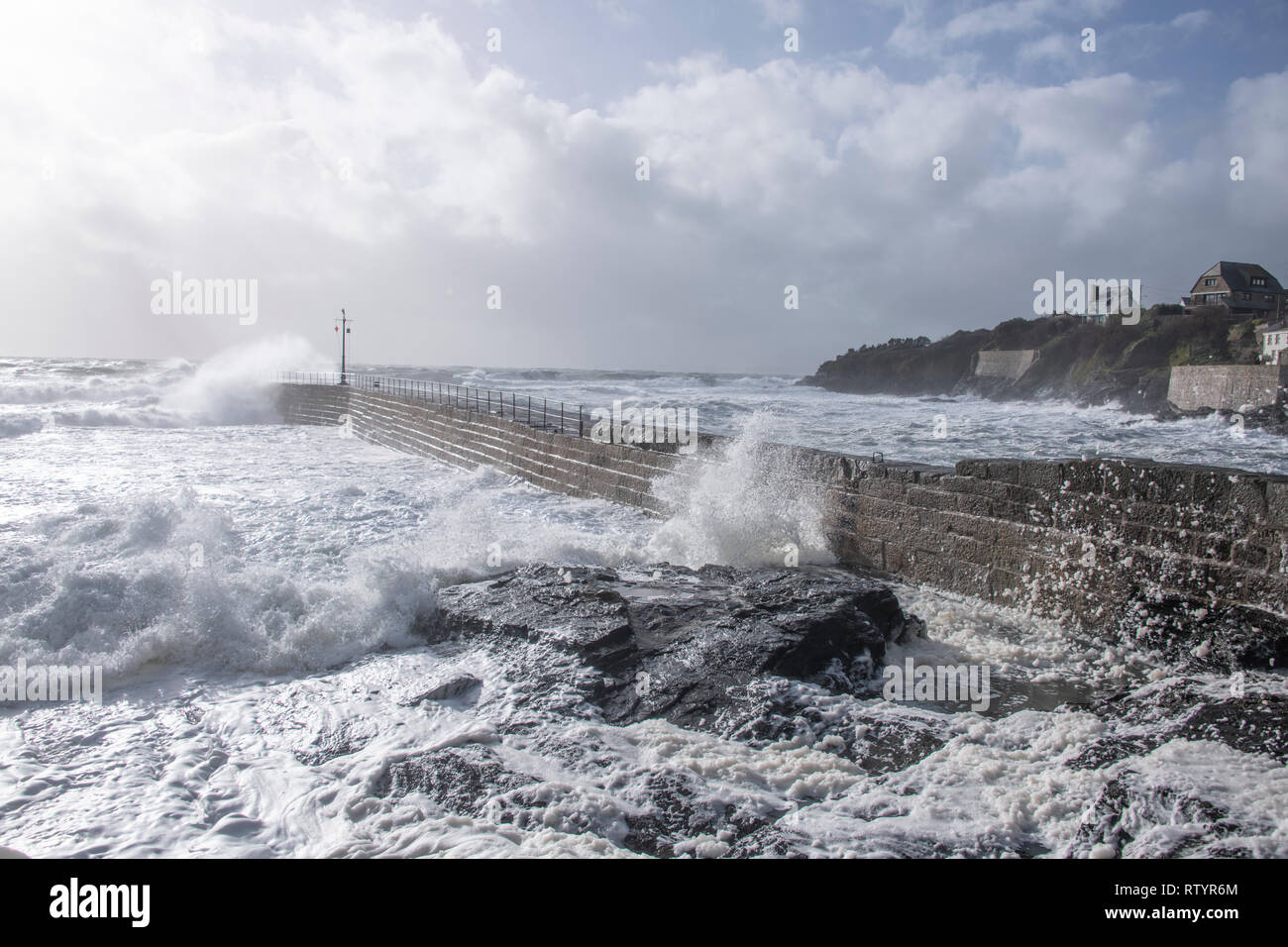 Porthleven, Cornwall, UK. Le 3 mars 2019. Freya produit des vagues de tempête. Crédit : Kathleen White/Alamy Live News Banque D'Images