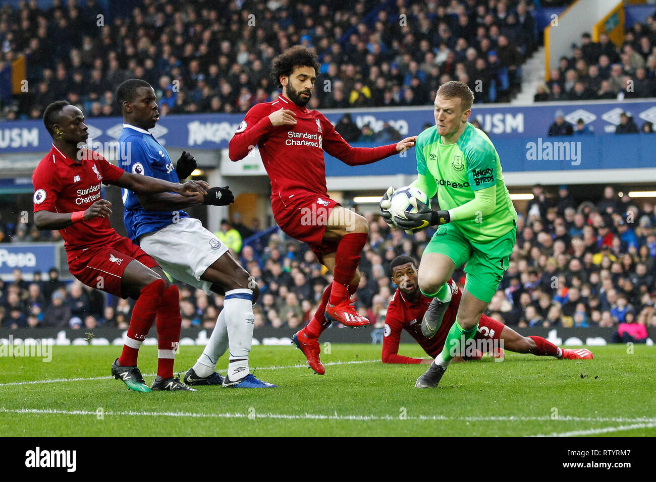 Liverpool, Royaume-Uni. 3 mars, 2019. Liverpool, Royaume-Uni. 06Th Mar, 2019. Usage éditorial uniquement. La Jordanie Pickford de Everton sauve de Mohamed Salah de Liverpool au cours de la Premier League match entre Everton et Liverpool à Goodison Park le 3 mars 2019 à Liverpool, en Angleterre. (Photo de Daniel Chesterton/) Credit : PHC Images/Alamy Live News Banque D'Images