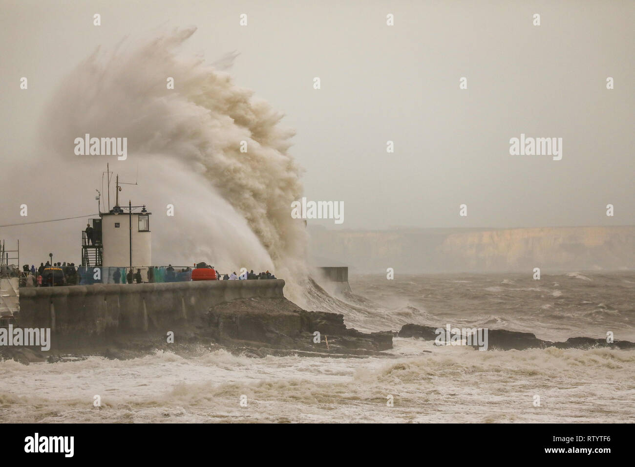 Porthcawl, UK. 3 mars, 2019. D'énormes vagues de tempête Freya batter Porthcawl mer.Met Office a émis un avertissement jaune pour beaucoup de pays de Galles et l'ouest de l'Angleterre de s'attendre à des rafales de vent de plus de 60mph. Credit : Haydn Denman/Alamy Live News Banque D'Images